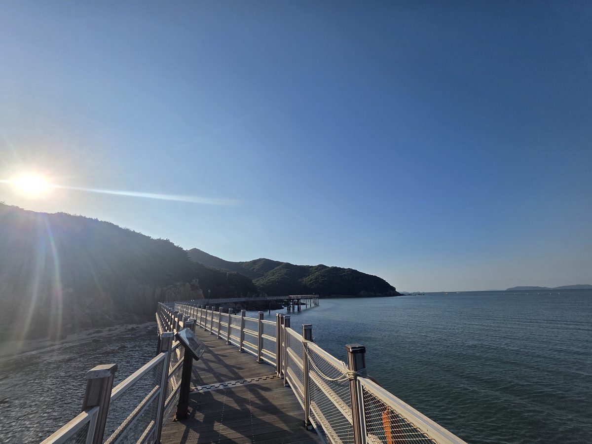 데크길이 바다를 끼고 길게 이어졌다. 한쪽은 바위 해안이고 한쪽은 탁 트인 바다였다. 앞서가는 사람들이 멀리